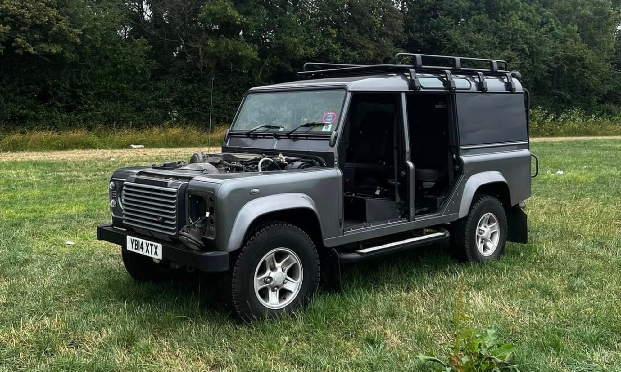 Classic Defender with doors stolen